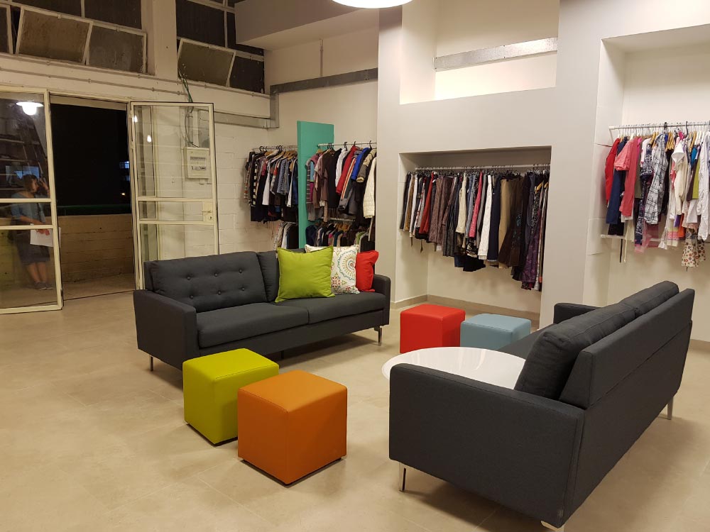 סלון של הבית של אביה לבגדים יד 2