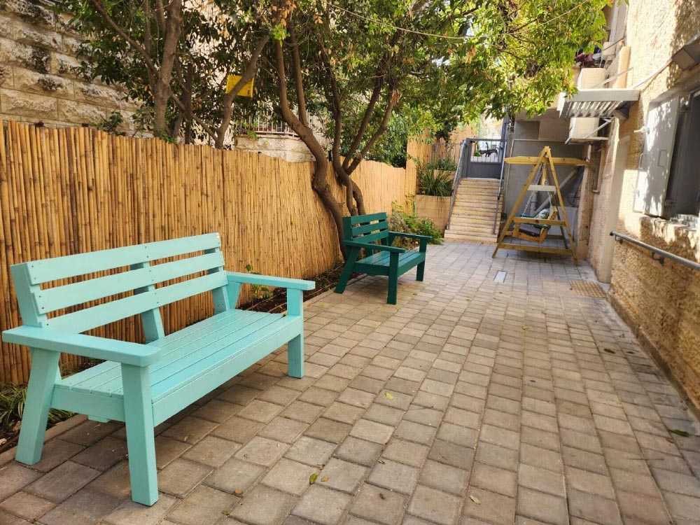 ספסל מחוץ לבית אבוקת אור